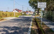 V Mezicích to jezdí jako po másle. Obec má novou silnici