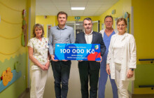 Na statisícový šek se skládali roky. Dar od obyvatel Výšovic obdržela Fakultka