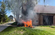 Auto v plamenech a škoda 120 tisíc. Když přijeli hasiči, už bylo pozdě