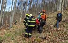 Pro zraněného musel do hor vrtulník