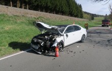 Náraz s protijedoucím autem jej odhodil. Motorkář nepřežil