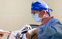 Náhradu kloubu už provádí robot. Podle prostějovských lékařů zajišťuje komfortnější průběh
