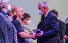 Hejtman Olomouckého kraje ocenil dárce krve. Předal jim Zlaté kříže