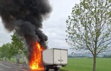 AKTUÁLNĚ: U Postřelmova hoří dodávka. Na místě jsou hasiči
