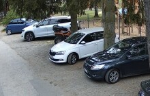 Poškodil auto a odjel. Policie hledá svědky