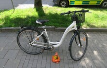 Nedala přednost cyklistce. Řidička jaguáru ji srazila