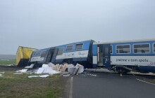 AKTUÁLNĚ: Provoz vlaků u Prostějova stojí. Záchranáři evakuují dvě desítky osob