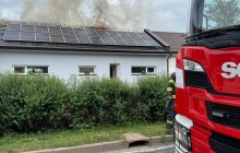 AKTUÁLNĚ: Fotovoltaika vzplála. Hasiči zasahují u požáru střechy domu