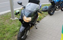 Nedobrzdil a srazil řidičku u křižovatky, žena utrpěla zranění