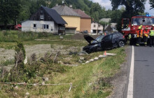 S autem nabourala do schodů. Po čelním náraze skončila řidička se zraněním