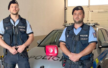 K záchraně života použili defibrilátor. Policisté ve Velké Bystřici zachraňovali cyklistu