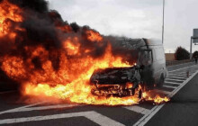 Požár dodávky i srážka s vlakem. Olomoučtí hasiči zasahovali u obou případů