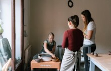 Keramika mě měla zpomalit, říká Anna Dvořáková. Stika Ceramics vzniká v dílně na Blažejském náměstí