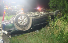 Na Šumpersku skončilo auto na střeše. Řidič řídil pod vlivem drog