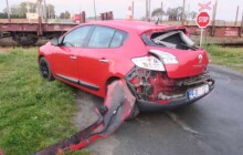 Řidička přehlédla nákladní vlak na nezabezpečeném přejezdu, nehoda se obešla bez zranění