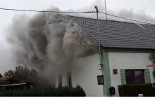 Celkem devět jednotek hasičů zasahovalo při požáru střechy rodinného domu ve Štěpánově