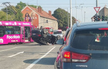 Skončil na střeše. Dopoledne se v Olomouci srazila tramvaj s autem