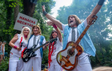 Hanáckou Neckyádu ovládl plovoucí koncert skupiny ABBA, účastníci zájezdu i Baba Jaga