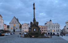 Ženy z Prahy prolézaly otvor sloupu na Dolním náměstí v Olomouci