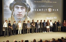 Osamělý vlk kombinuje hrané scény s unikátními archivními záběry z celého světa