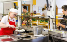 Děti chtěly víc jídla. Přerov zvětší porce školních obědů až o 14 procent