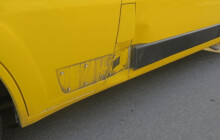 Muž při couvání opakovaně narážel do vedlejšího auta. Z místa nehody ujel