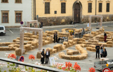 Sláma v kašně nestačila. Instalaci v centru Olomouce poničili znovu
