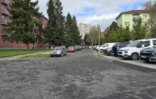 Ulici Svisle čeká velká oprava. Nový povrch dostane silnice i chodníky