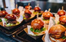 Akce na víkend: Klára vytisková v Jazz Tibet Clubu, Burger Street Festival a Světový den zvířat v zoo