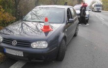 Opilý cizinec vyjel se svým vozem na dálnici, narazil do svodidel i do dopravních značek