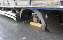 Uvolnění zadního kola náklaďáku způsobilo dopravní nehodu na dálnici D35