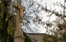 Nově zrestaurovanému kříži v Zábřehu požehná kaplan na Den válečných veteránů