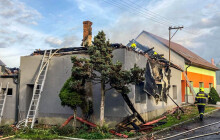 Střecha domu byla celá v plamenech. Škoda na Přerovsku přesáhne milion