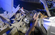 Zběsilá jízda opilé řidičky skončila v betonové obezdívce hlavního uzávěru plynu