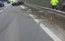 Opilý řidič na dálnici vypadl při nehodě z auta. Policistům tvrdil, že neřídil