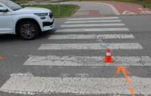 Chlapec skončil po střetu v nemocnici. Policie pátrá po řidiči červeného auta