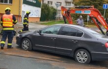 Opravovaný přejezd na Wolkerově je plný nehod neukázněných řidičů
