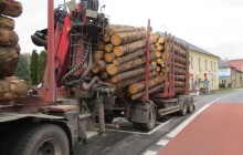 Cyklista si nevšiml přijíždějícího kamionu. Jeho řidič stihl střetu zabránit