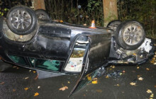 Cizí auto převrátil na střechu a odešel pryč. Mladík měl až 1,5 promile