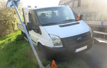 Řidička přehlédla dodávku a poškodila dopravní značení