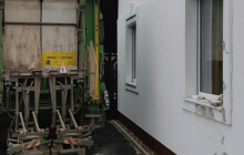 Řidič naboural nákladním autem do rodinného domu