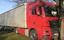 Řidič kamionu vyjel z vozovky. Byly za tím zdravotní potíže