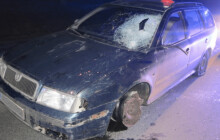 Přehlédl značení a narazil do něj. Skončil v nemocnici