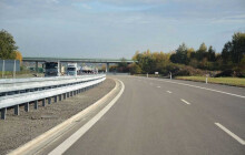 Cyklista si chtěl zkrátit cestu domů. Se svým kolem se vydal na dálnici