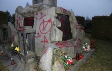 Na olomouckém hřbitově řádil sprejer, poškodil desítky hrobů