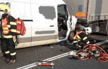 Kamion se střetl s dodávkou. Hasiči vyprostili dva zraněné