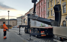 Sochy z sochařského festivalu opět zvelebují olomoucké ulice