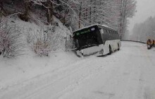 V Olomouckém kraji hustě sněží, hasiči řeší nehody i spadlé stromy