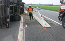 Řidič nákladního vozu nedával pozor na cestu a položil se na dálnici D46 na bok
