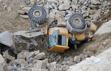 V kamenolomu na Jesenicku se zřítil nakladač